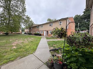 22 Lake St #5B, Monroe Township, NJ 08831