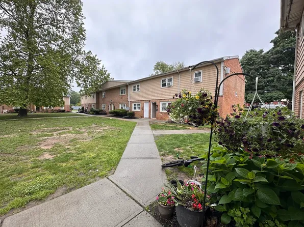 22 Lake St #5B, Monroe Township, NJ 08831