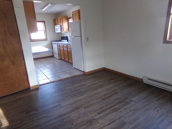 livingroom into kitchen