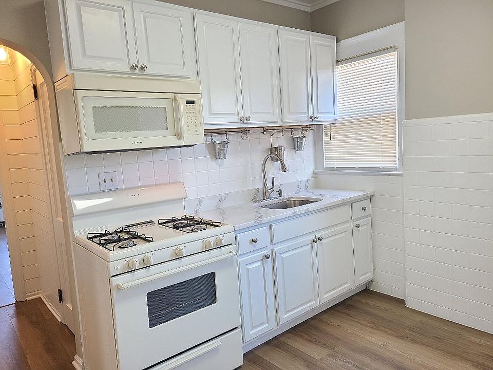 NEWER CABINETS, GRANITE COUNTERTOPS, GAS RANGE, LAMINATE FLOORING!