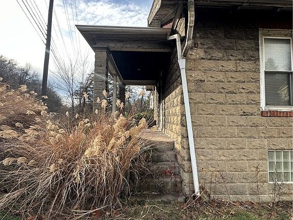 3rd image of 3072 Auberle St