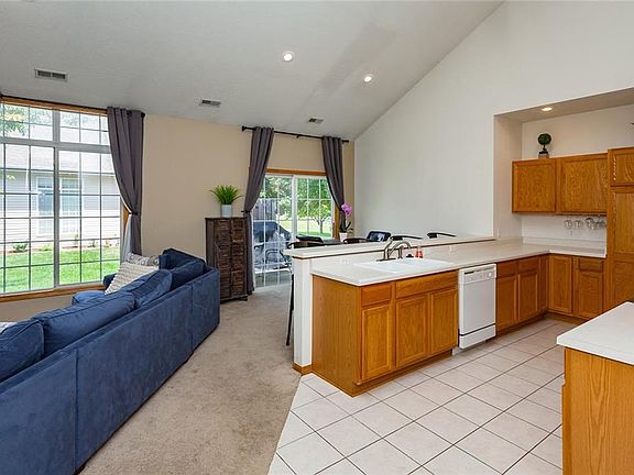 3rd image of 900 67th St Unit 201