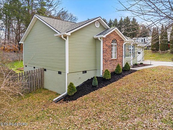 2nd image of 6006 Warrenpark Ln