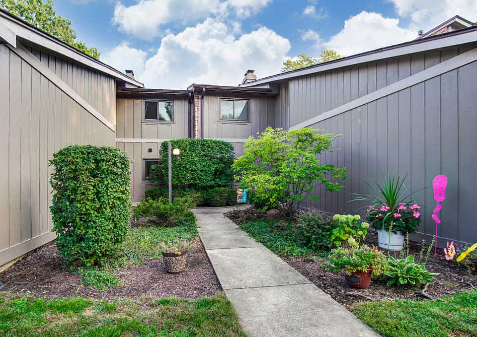 1st image of 29W384 Emerald Green Dr Unit B