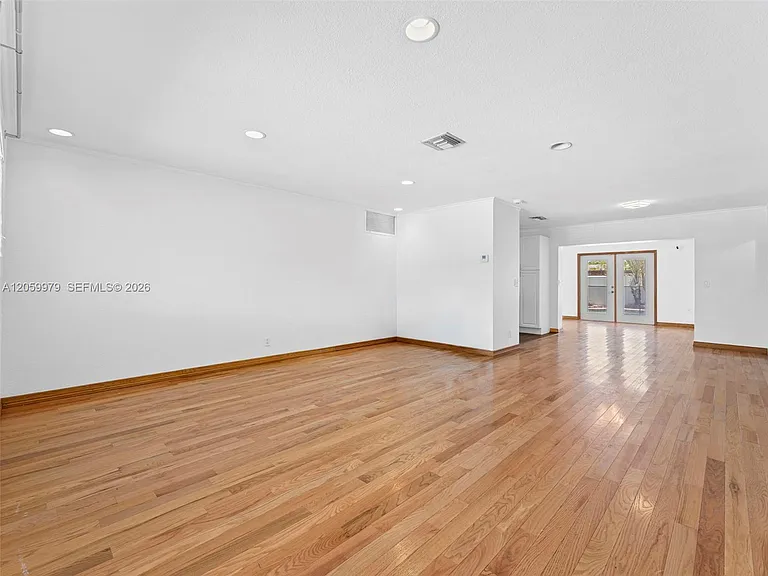 2021 N 52nd Ave — Photo 2
