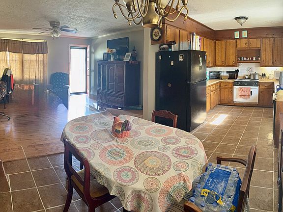 4th image of 555 Eastside Rd