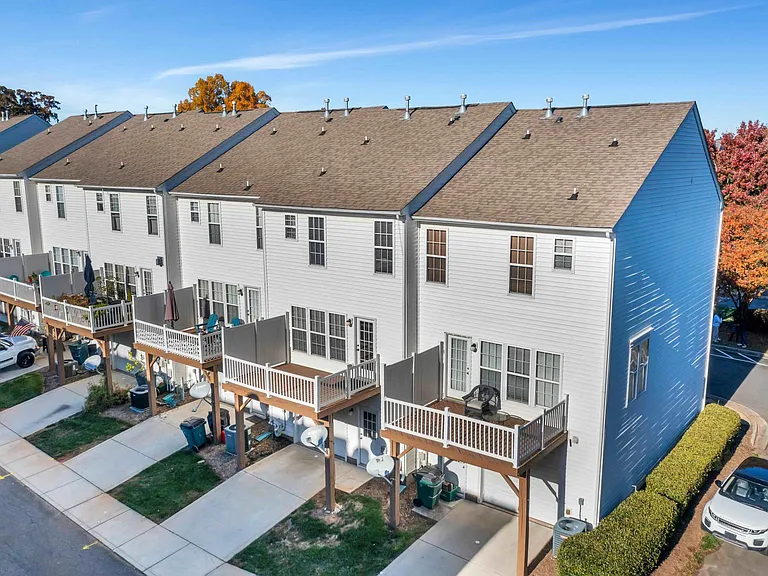 15744 Kensington Palace Ln — Photo 34