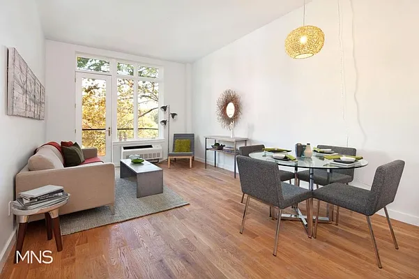 Rented by MNS | media 10