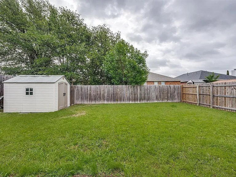 202 Trenton Dr — Photo 8