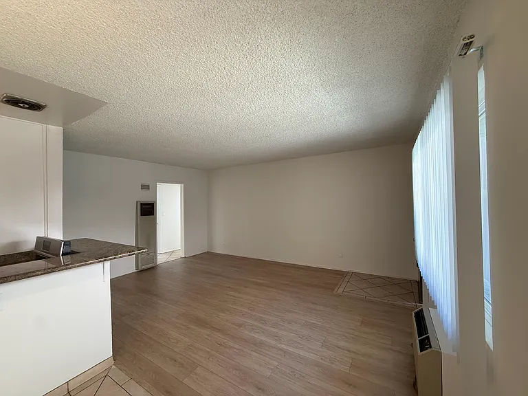 615 E Magnolia Blvd #D — Photo 2