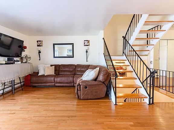 3rd image of 23 Brewster Woods Dr