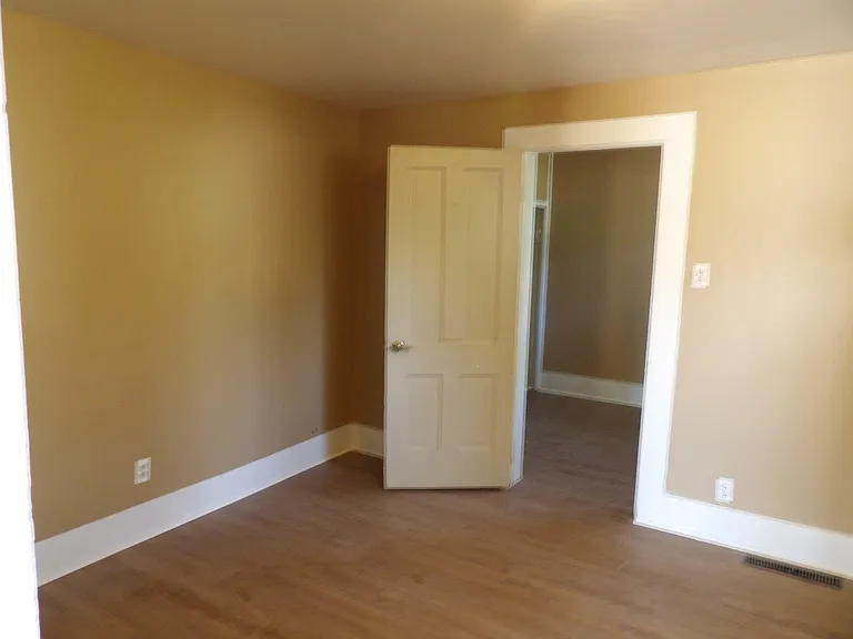 821 S Logan Ave — Photo 9