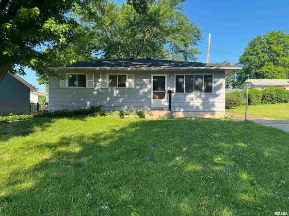 2938 Summit Hills Ct, Bettendorf, IA 52722