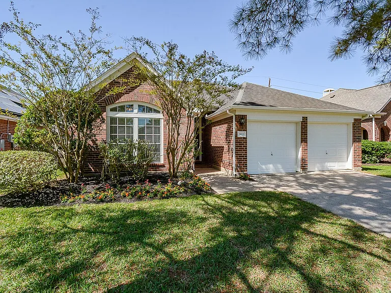 3815 Summerfield Dr — Photo 2