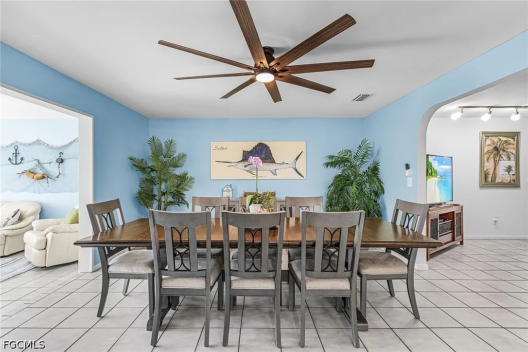 5 bed, 3.0 bath, 2670 sqft, $5,300 — Photo 4