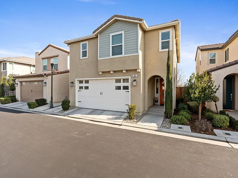 731 N Burgan Ave — Photo 1
