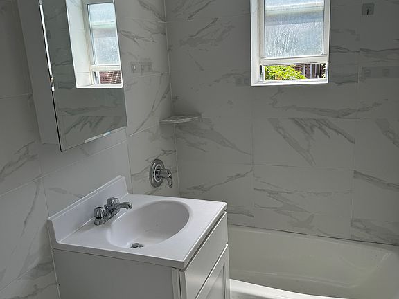 5th image of 14311 Barclay Ave #5B