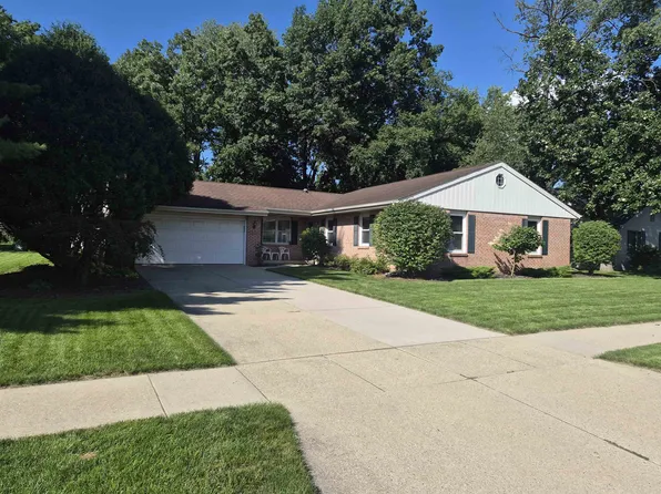 3211 Briar Crest Dr, Janesville, WI 53546