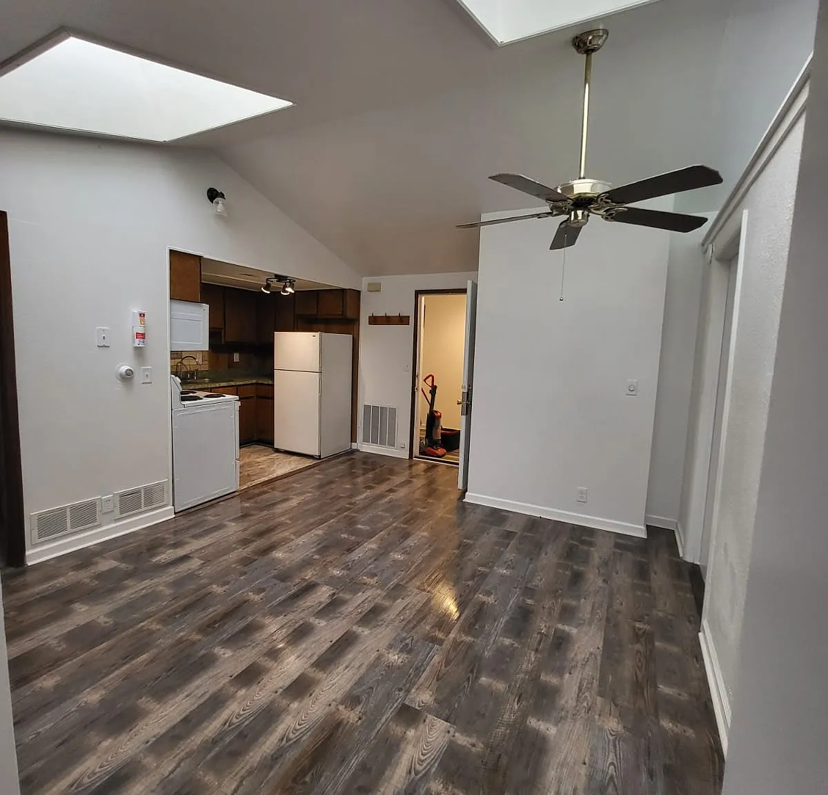 210 N Chestnut St — Photo 2