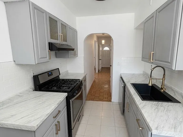 1080 Rhinelander Ave #1 — Photo 2