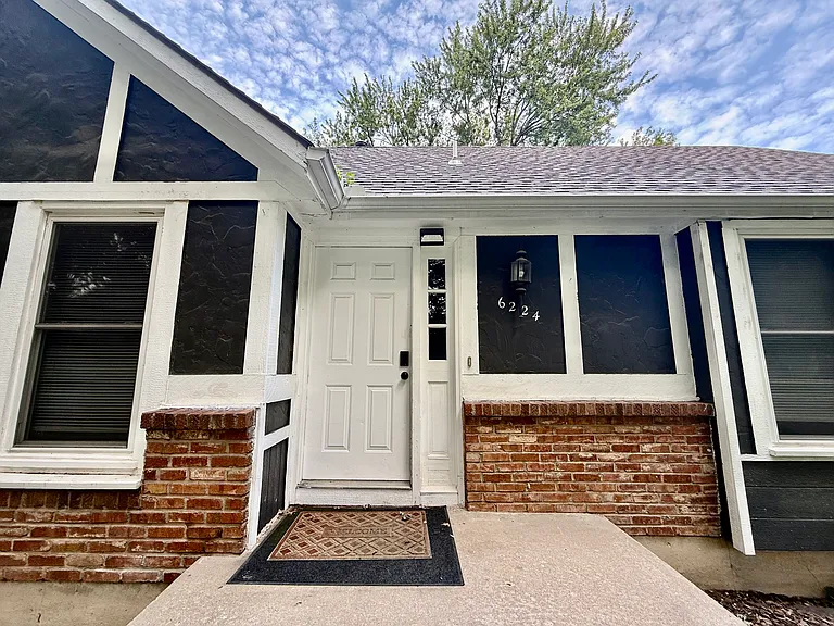6224 Greenwood Dr — Photo 2