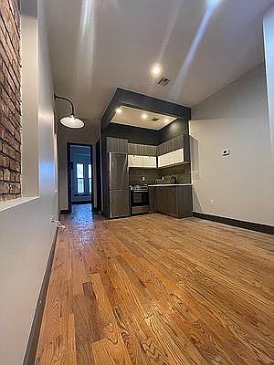 3rd image of 548 Kosciuszko St APT 3R