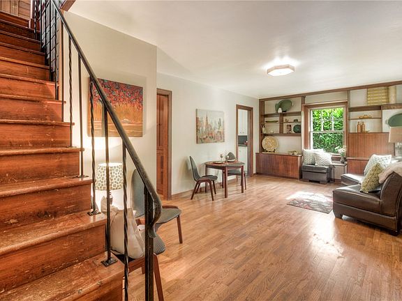 4th image of 302 Fir St NE