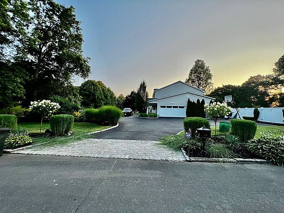 5th image of 8 Suncrest Dr
