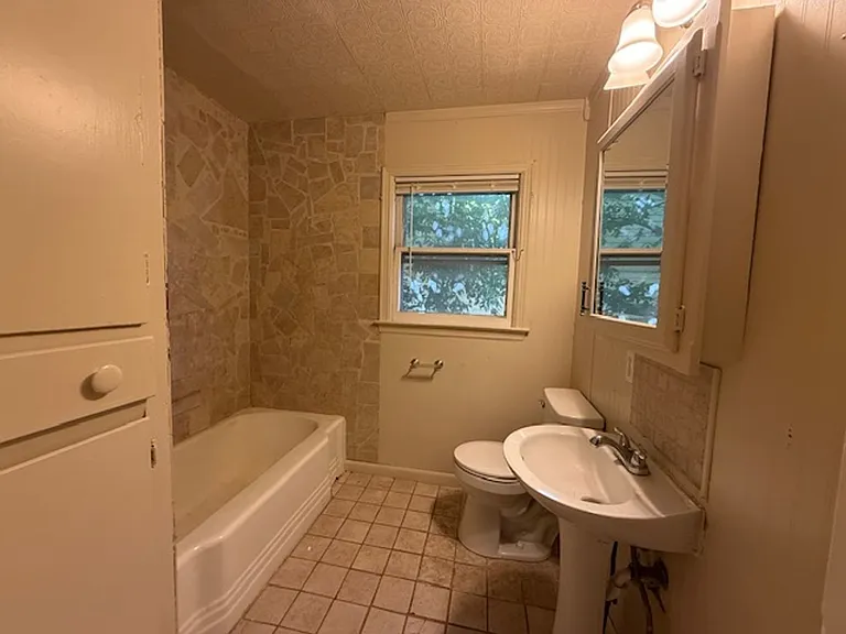 3250 College St — Photo 10