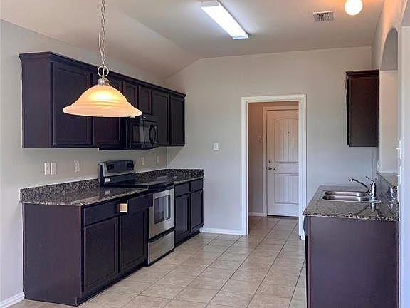 3rd image of 612 Antonio Ln