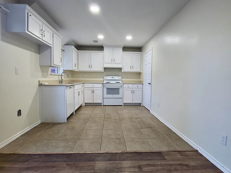 7618 Thistle Ln — Photo 12