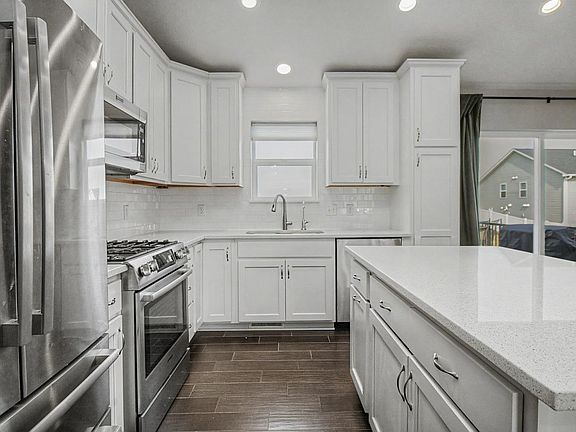 3rd image of 908 Ashford Rd