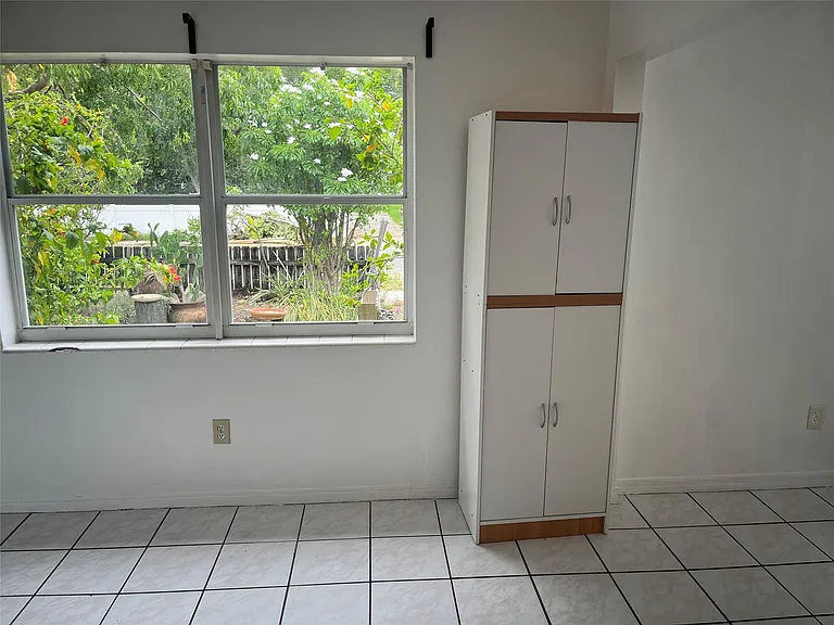231 SW 8th St #1 — Photo 12