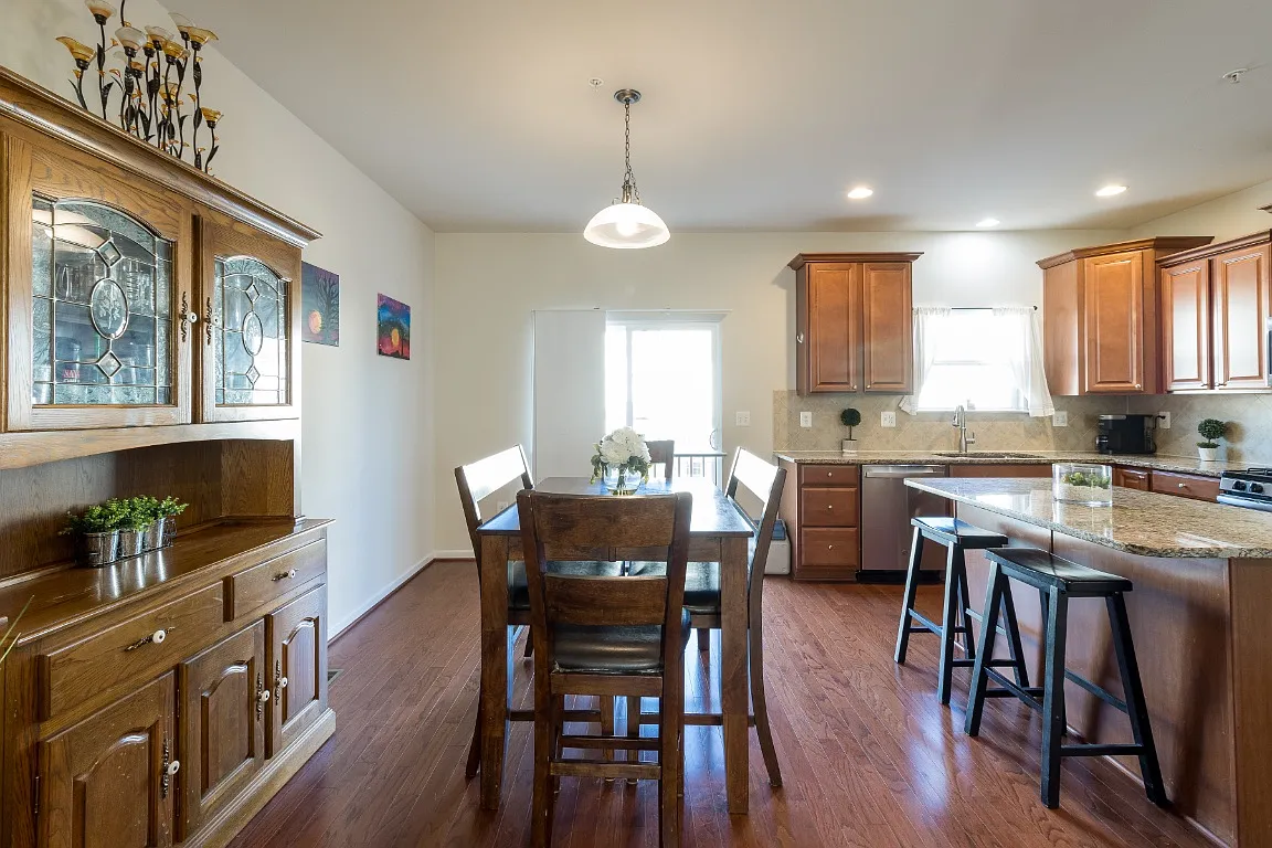 4 bed, 3.5 bath, 2200 sqft, $3,100 — Photo 3