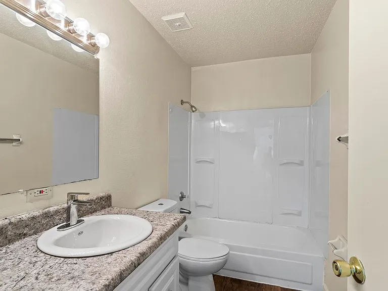 Westport Crossing Apartments — Photo 29