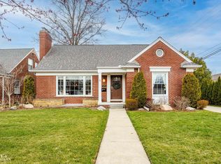 20075 Ghesquiere Ct, Grosse Pointe Woods, MI 48236