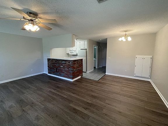 3rd image of 112 Candle Brook Dr