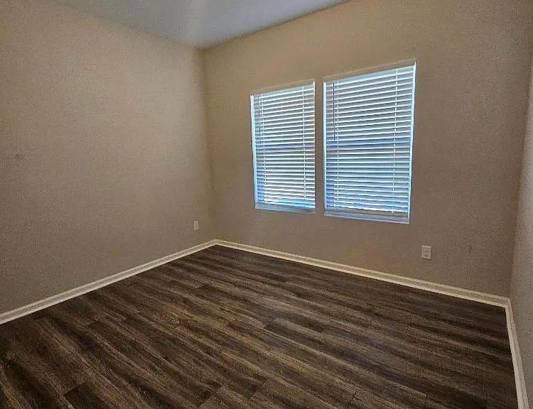 411 Copes Ct — Photo 11