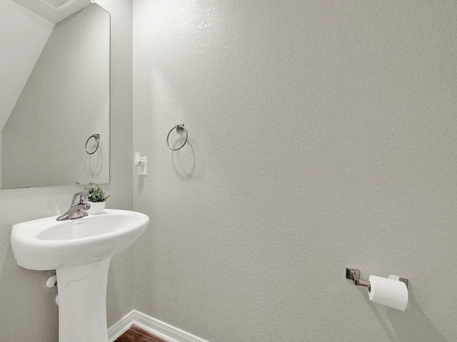 4 bed, 2.5 bath, 1428 sqft, $706 — Photo 3