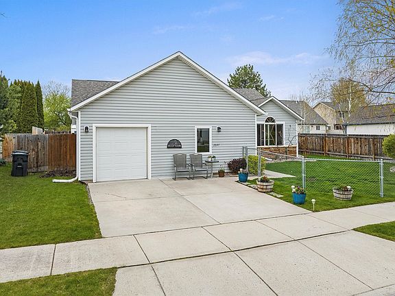 4th image of 2647 Stratford Ln