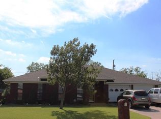 1108 W University Dr, Gainesville, TX 76240