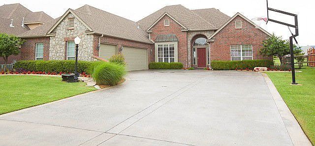 Beautiful home withlarge driveway and 3 car garage
