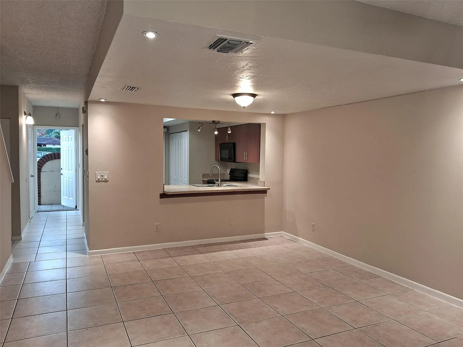 3 bed, 2.5 bath, 1656 sqft, $2,600 — Photo 1