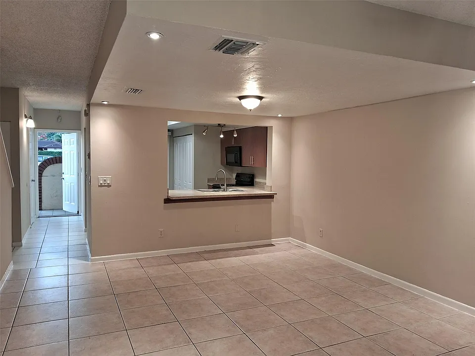 4669 NW 89th Ave