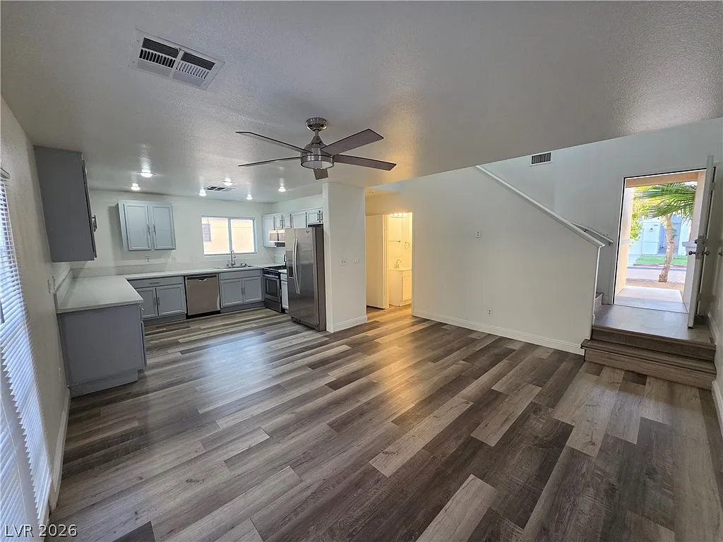 3 bed, 2.5 bath, 1347 sqft, $1,945 — Photo 3
