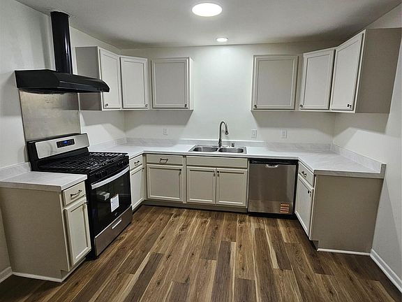 3rd image of 520 Faulkner Ln
