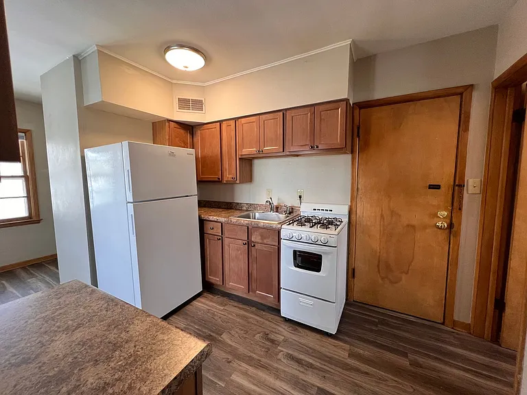 633 Walnut St — Photo 2