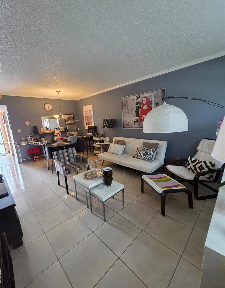 Quinsana Gardens Condo — Photo 2