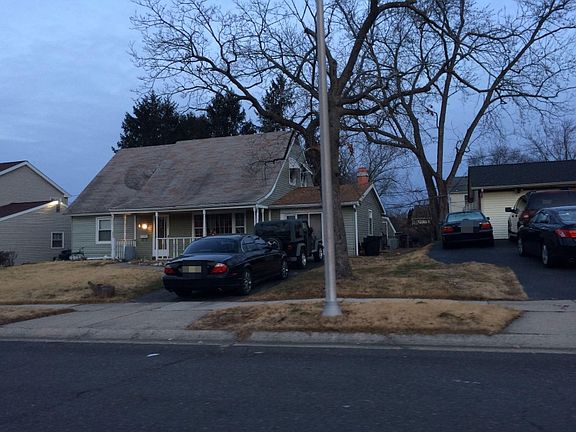 3rd image of 107 Middlebury Ln