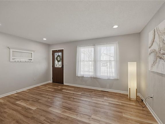 3rd image of 829 Quail Ridge Rd